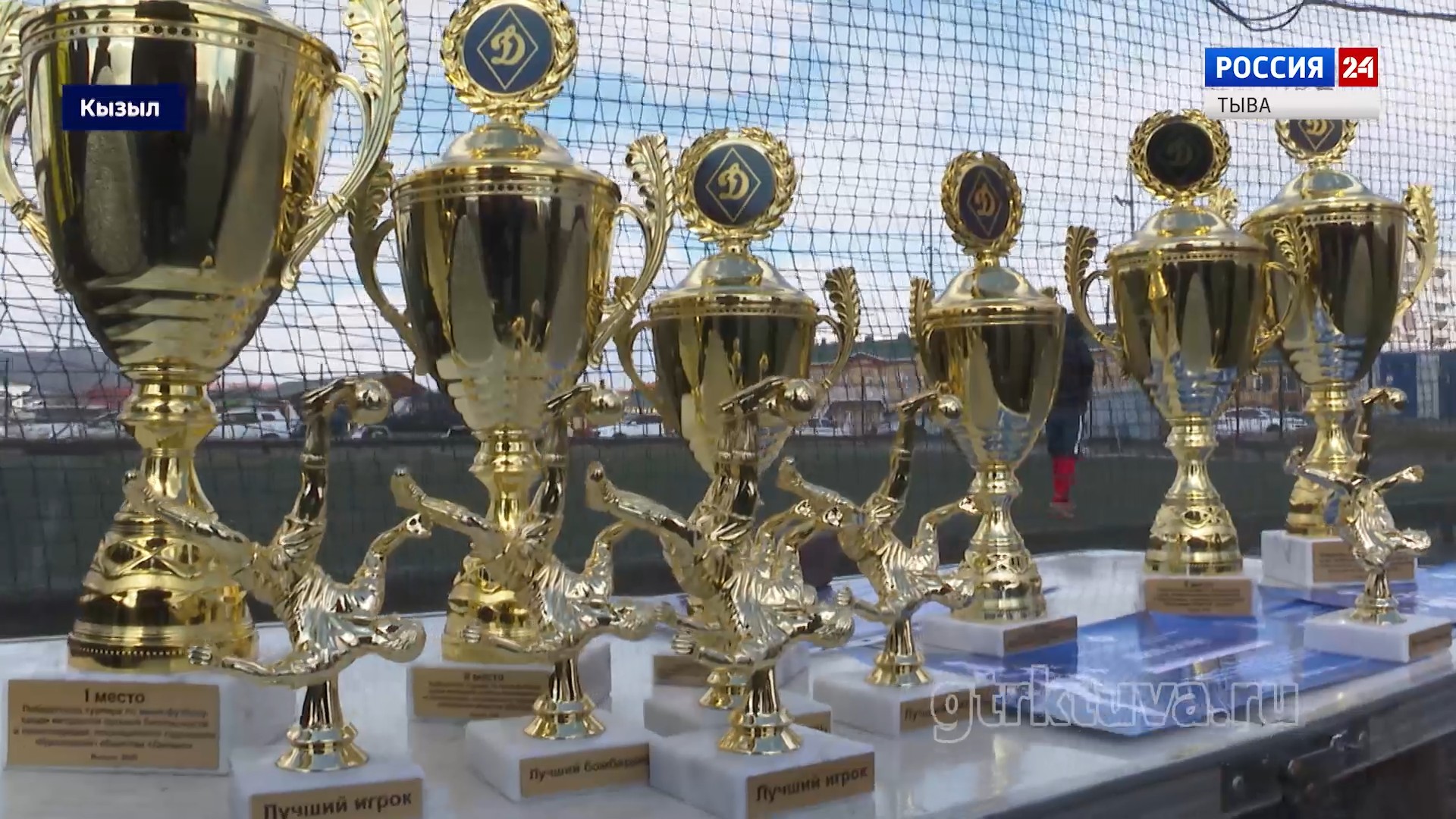 Мяч на центр